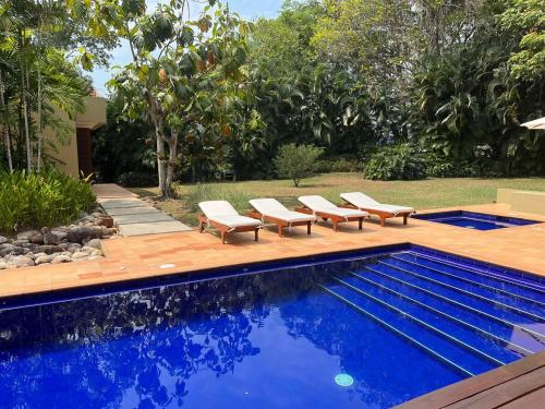 Astonishing 5BR House with pool in Anapoima