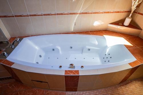 Hot tub, Das Josef - Idyllisches Blockhaus, barrierefrei, zwischen den Seen in Oberwang