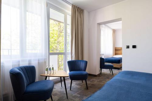 Standard Family Room image 3