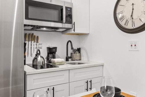 2BR and 2BA in Historic Brownstone near Subway, New York (Foto 5)