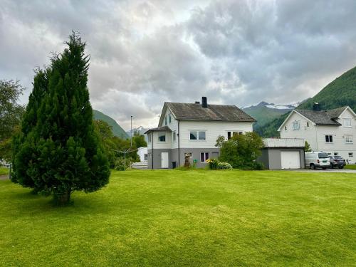Spacious holiday home by the fjord and mountains, Sæbø