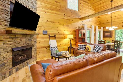 Lakeside Cabin Game Room, Dock, Orchard, Wineries in Ellijay, USA