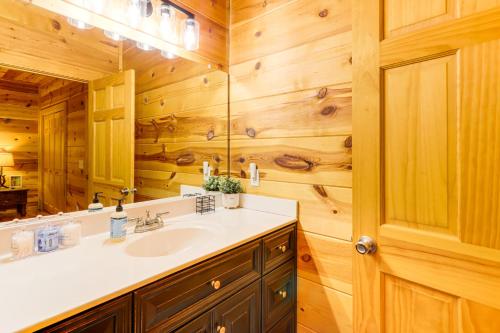 Lakeside Retreat in Ellijay with Game Room and Grill! - image 11