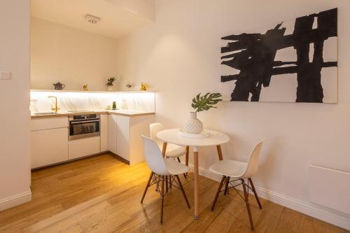 Lavish Living steps from the Basilica, Budapest (photo 7)