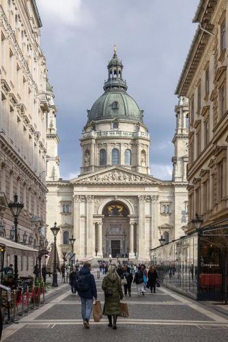 Lavish Living steps from the Basilica, Budapest (photo 9)