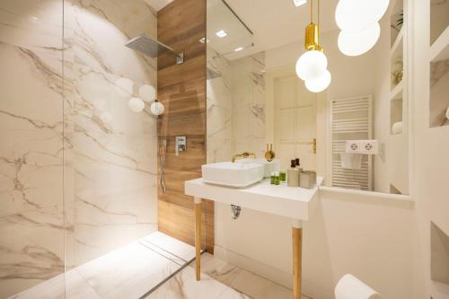 Lavish Living steps from the Basilica, Budapest (photo 3)