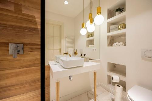 Lavish Living steps from the Basilica, Budapest (photo 4)