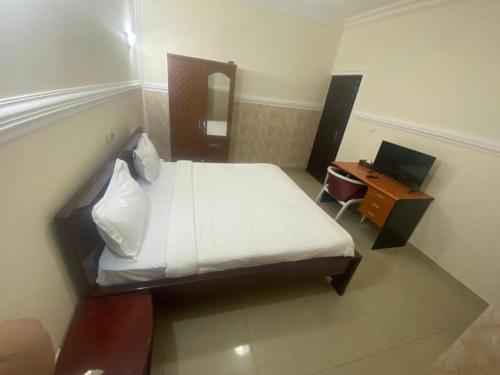 Double Room with Balcony image 7