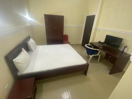 Double Room with Balcony image 6