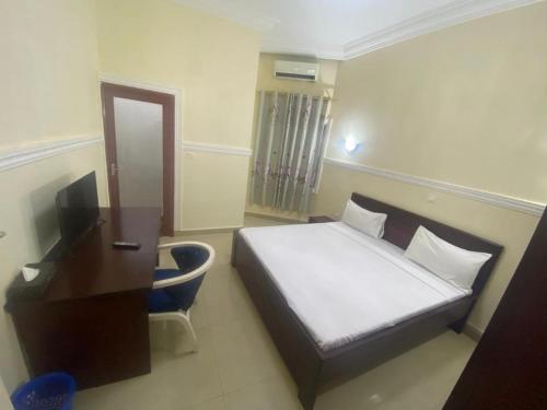 Double Room with Balcony image 8
