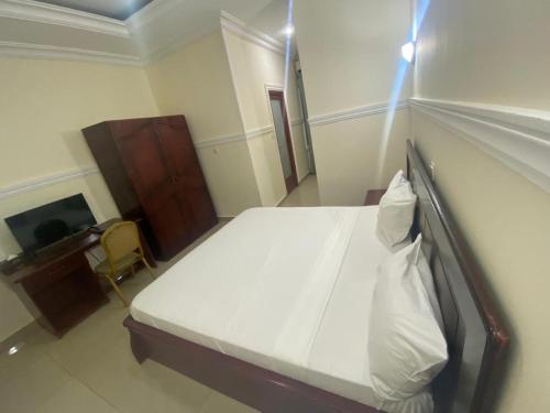Double Room with Balcony image 9