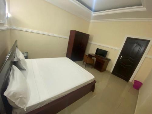 Double Room with Balcony image 5