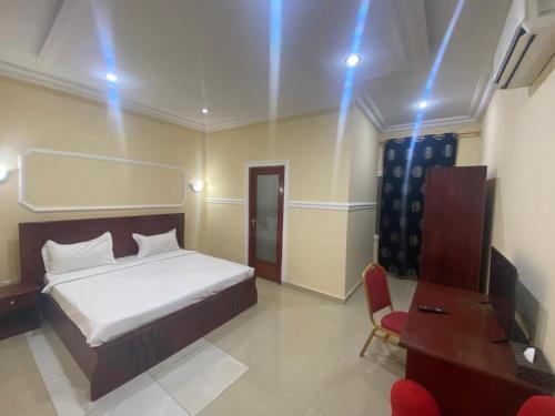 Double Room with Balcony image 4