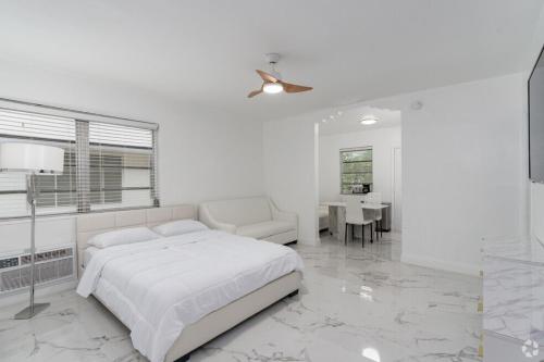 Bellamor Apts at 5th St Shopping Mall in Miami Beach, USA