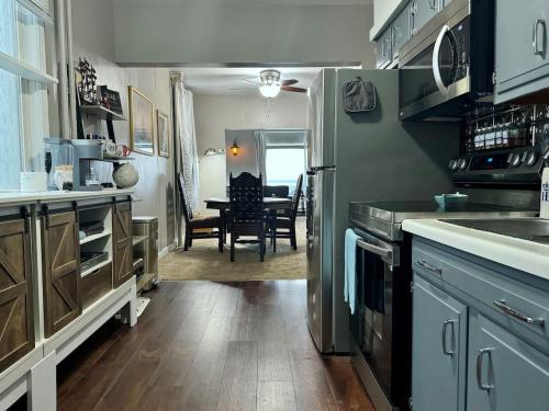Comfy, Close to Downtown with Lake & Lift Bridge Views, Duluth (foto 10)