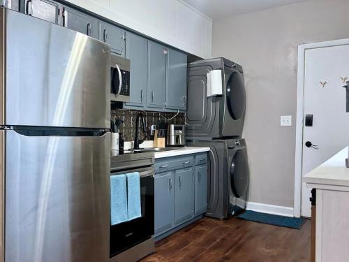 Comfy, Close to Downtown with Lake & Lift Bridge Views, Duluth (foto 8)