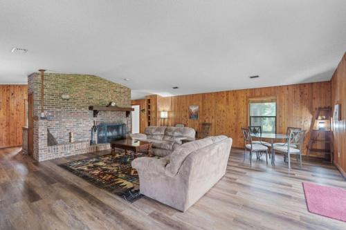 Astor Manor Astor Cottage Combo in Astor