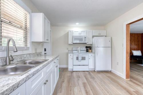 Astor Manor Astor Cottage Combo in Astor