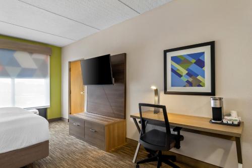 King Room - Disability Access room in Holiday Inn Express & Suites Jacksonville South East - Medical Center Area By IHG