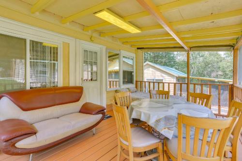 Screened Porch and Fire Pit Cabin Near Bethel Woods