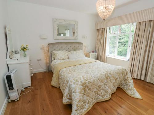 Buitenkant, St Mary's House in Lydgate