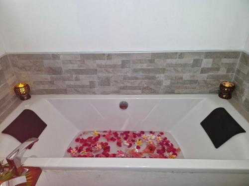 Fare Miti-Rapa à proximité de la vague de Teahupoo (Fare Miti-Rapa a proximite de la vague de Teahupoo) in To'ahotu