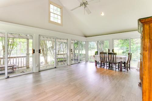 Near Shops and Parks Dog-Friendly Maryland Gem in โอวิงส์ มิลส์ (MD)