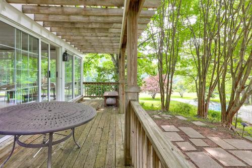 Near Shops and Parks Dog-Friendly Maryland Gem in โอวิงส์ มิลส์ (MD)