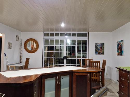 Fare Miti-Rapa à proximité de la vague de Teahupoo (Fare Miti-Rapa a proximite de la vague de Teahupoo) in To'ahotu