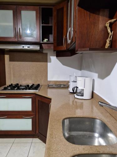 Fare Miti-Rapa à proximité de la vague de Teahupoo (Fare Miti-Rapa a proximite de la vague de Teahupoo) in To'ahotu