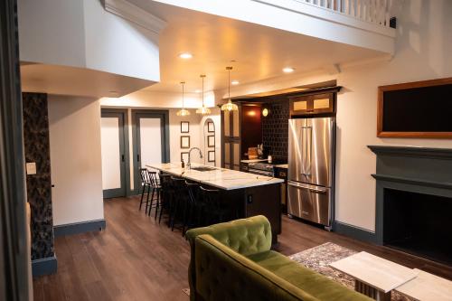 The Gas Lamp Hotel - image 5