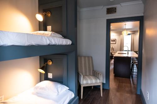 The Gas Lamp Hotel - image 10