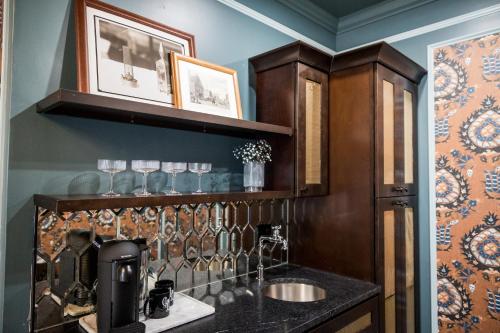 The Gas Lamp Hotel - image 7