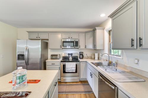 Pet-Friendly Lebanon House with Lake Access! in 密斯提克市中心