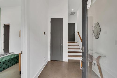 Large Home with Rooftop & Views Sleeps 12, Нэшвилл (фото 9)