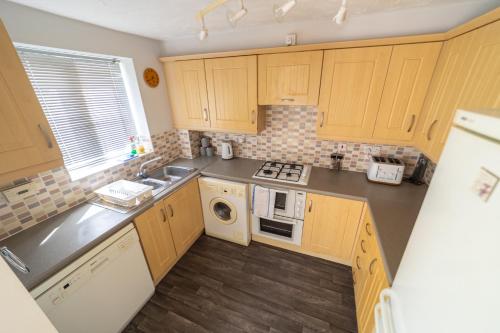 Contractors - Sleeps 8 - Double Driveway - City Centre - 3 Double Rooms - Garden - Coventry, Coventry (Foto 5)