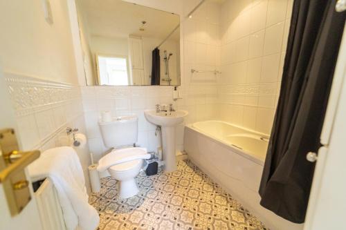 Contractors - Sleeps 8 - Double Driveway - City Centre - 3 Double Rooms - Garden - Coventry, Coventry (Foto 9)