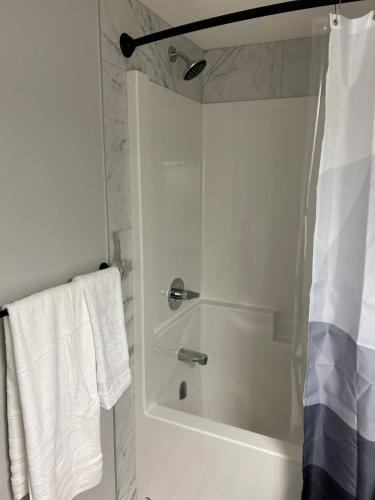 Bright & Spacious 2BR Getaway, Calgary (Foto 5)