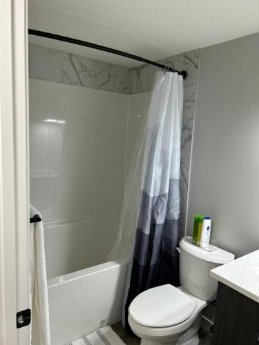 Bright & Spacious 2BR Getaway, Calgary (Foto 8)