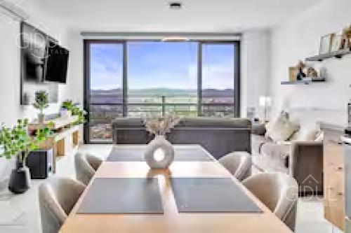 Modern apt with stunning city and mountain views - image 4