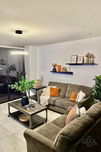 Modern apt with stunning city and mountain views - image 2