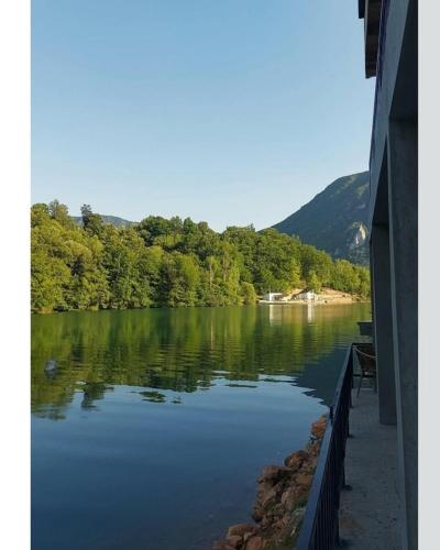 Apkārtne, H&E Vikendica na vodi, Jezero Perucac in Srebrenica