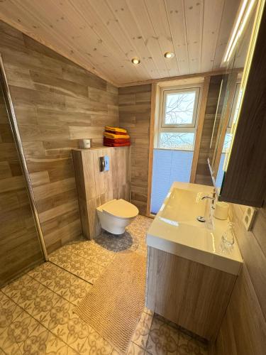 ห้องน้ำ, Leilighet på Herøy (Leilighet pa Herøy) in ซานเนสโยน