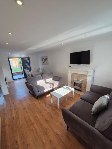 Bright & Cozy 3 Bed House with Parking