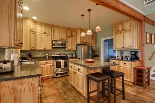 Aspen House in Fish Camp- 2 Miles from Yosemite's South Entrance in Fish Camp (CA)