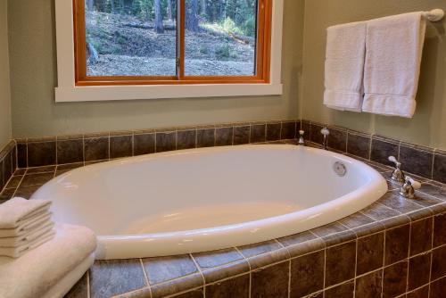 Aspen House in Fish Camp- 2 Miles from Yosemite's South Entrance in Fish Camp (CA)