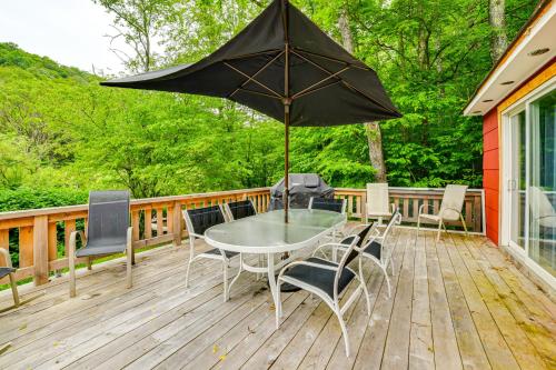 Mtn-View Deck and Grill Creekside Catskills Cabin! in Roscoe (NY)