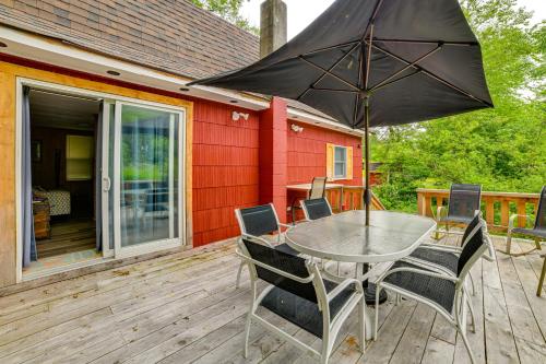 Mtn-View Deck and Grill Creekside Catskills Cabin! in Roscoe (NY)