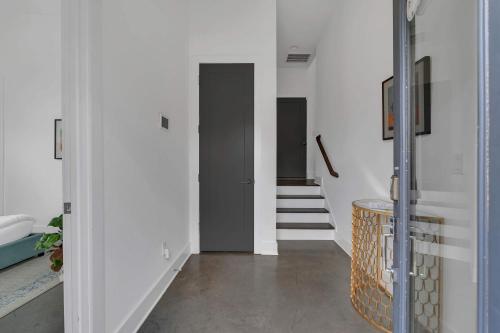 2 Lux Homes Huge Rooftop 2mi to DT Sleeps 24 in Nashville, USA