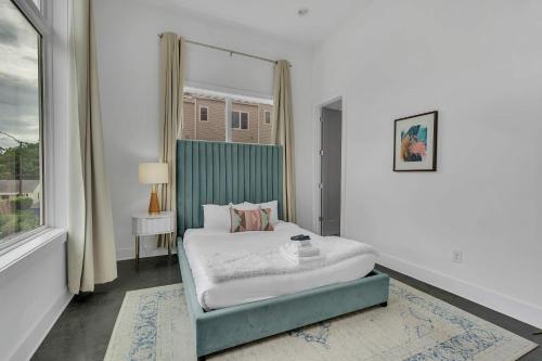 2 Lux Homes Huge Rooftop 2mi to DT Sleeps 24 in Nashville, USA